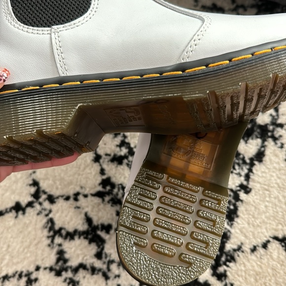 Dr. Martens 2976 Yellow Stitch Smooth Leather Chelsea Boots NWOT White Size 8 - Picture 12 of 14